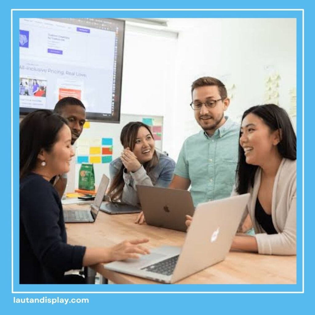 Tim marketing sedang menyusun strategi promosi