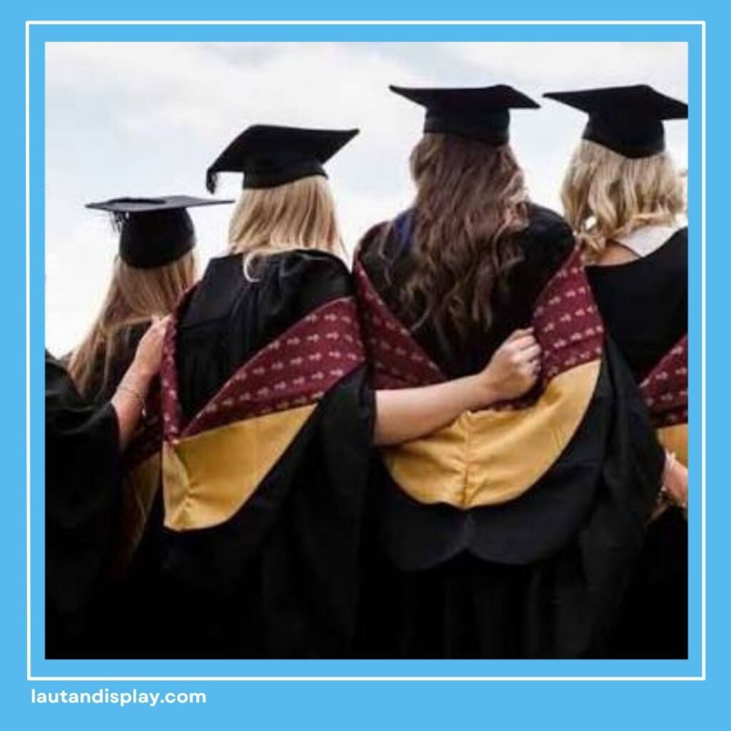 Sahabat berfoto bersama setelah wisuda dengan senyum bahagia